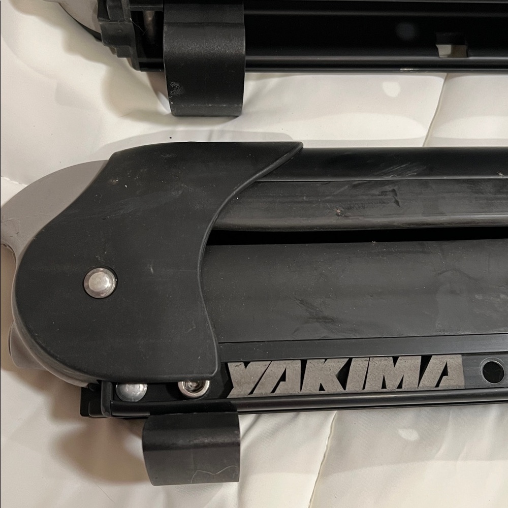 Pair of Yakima Roof Racks for Skis / Snowboard - Picture 2 of 5